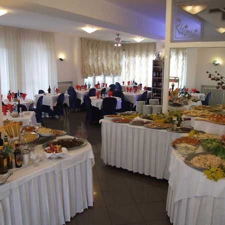 Hotel Mediterraneo Песаро Екстериор снимка
