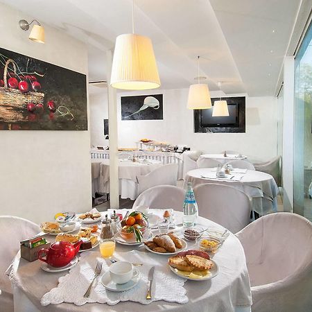 Hotel Mediterraneo Песаро Екстериор снимка