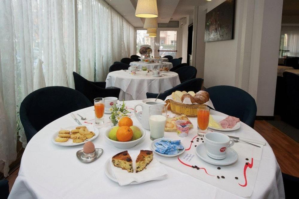 Hotel Mediterraneo Песаро Екстериор снимка