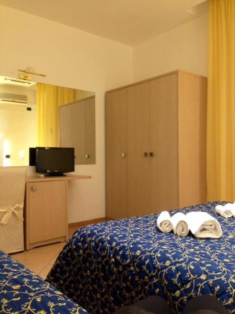 Hotel Mediterraneo Песаро Стая снимка