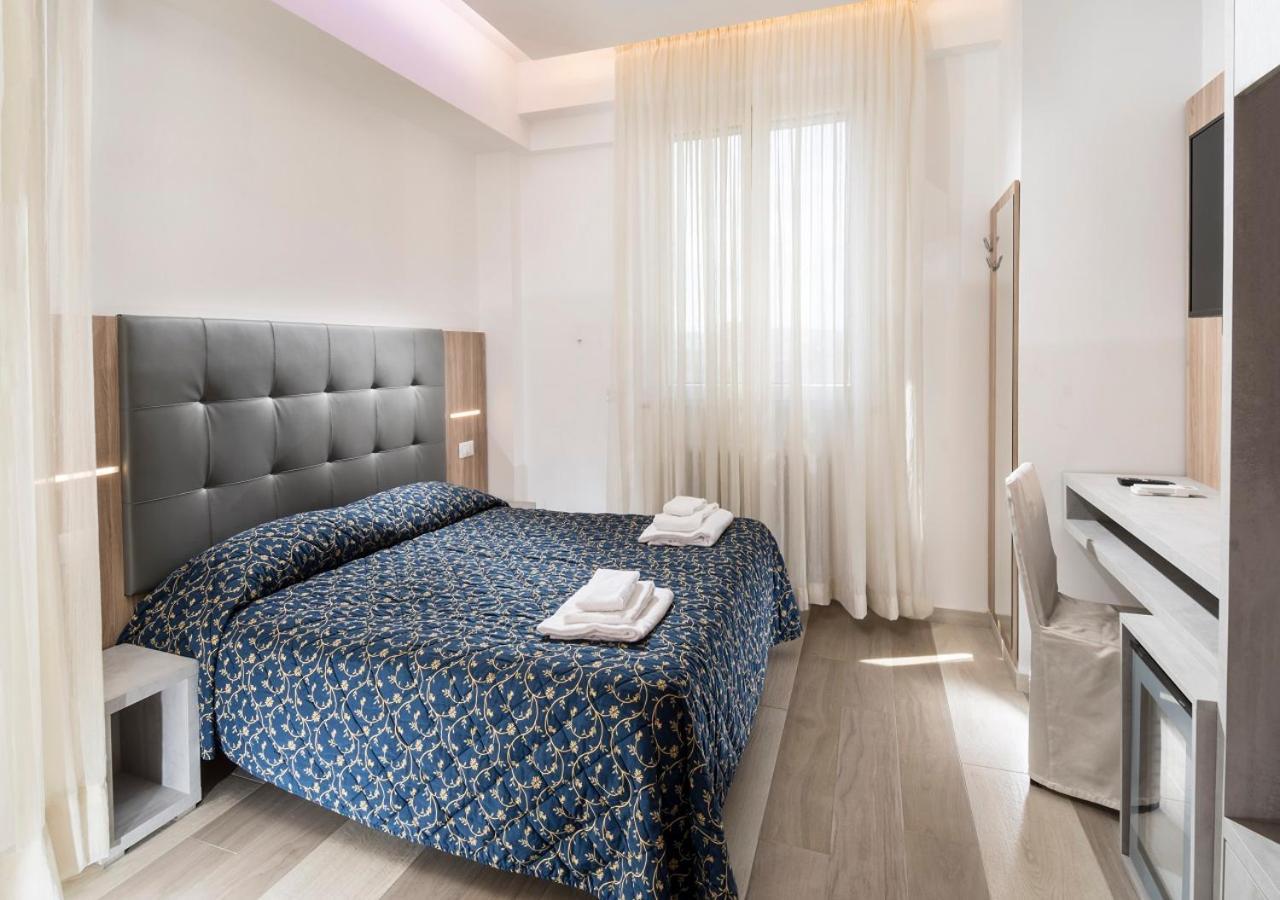 Hotel Mediterraneo Песаро Екстериор снимка