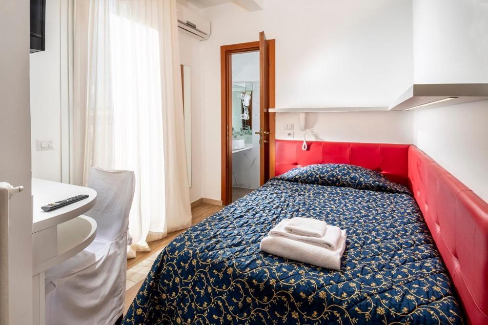 Hotel Mediterraneo Песаро Екстериор снимка
