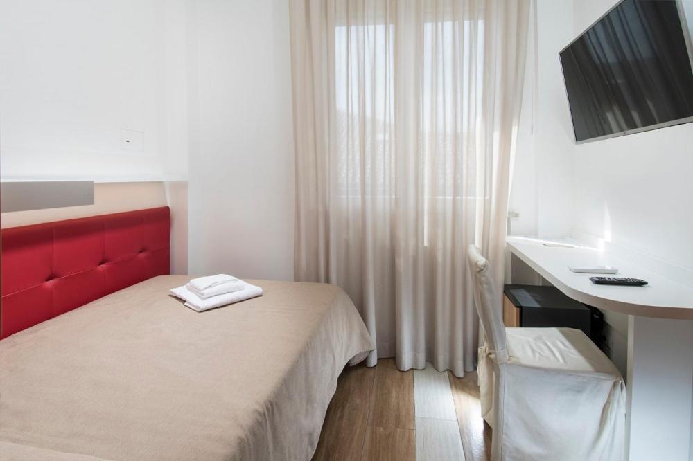 Hotel Mediterraneo Песаро Екстериор снимка