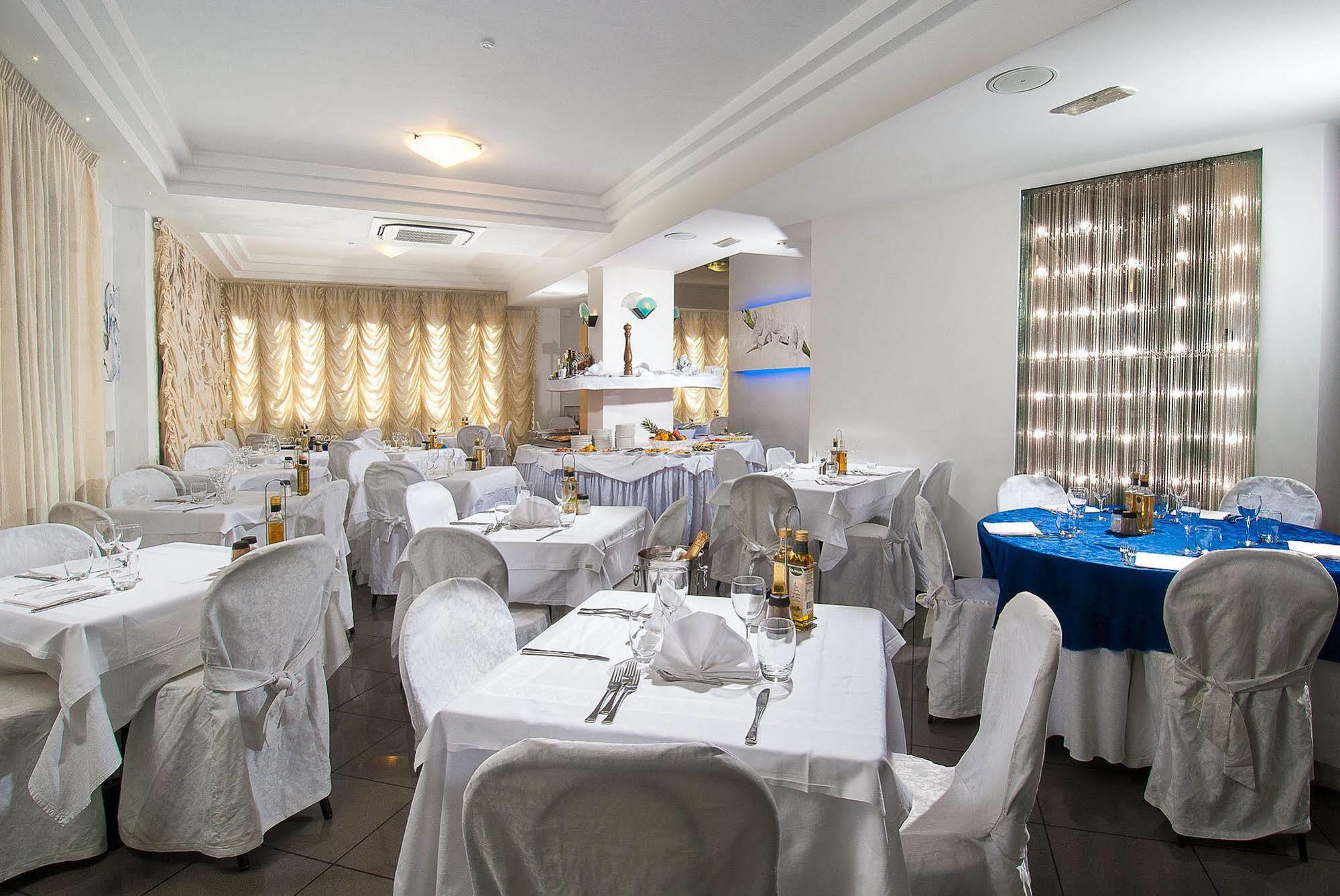 Hotel Mediterraneo Песаро Екстериор снимка