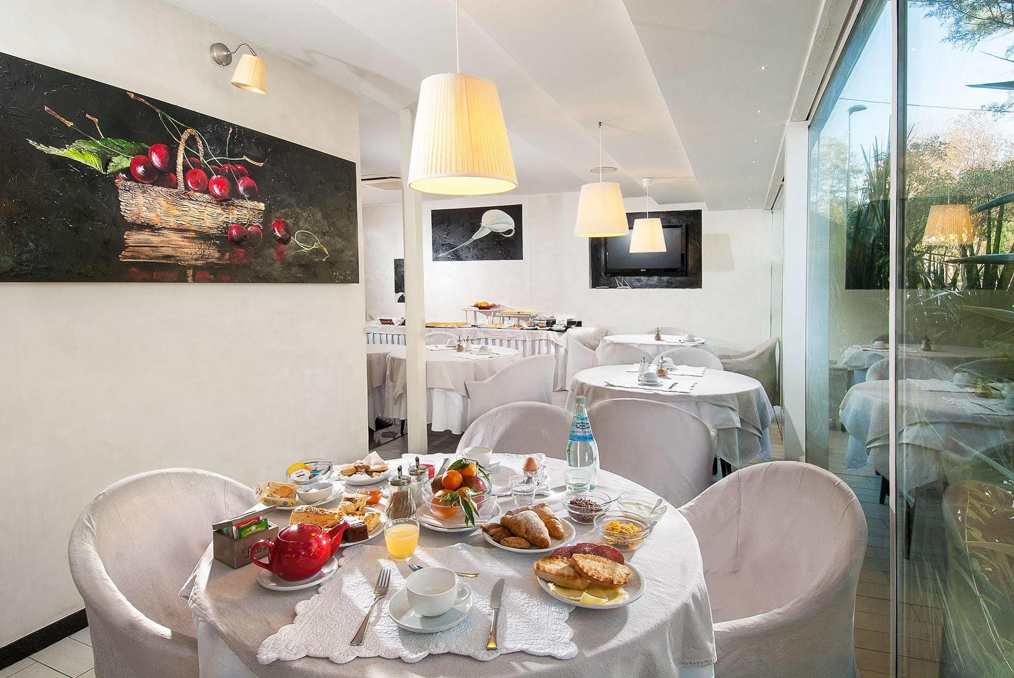 Hotel Mediterraneo Песаро Екстериор снимка