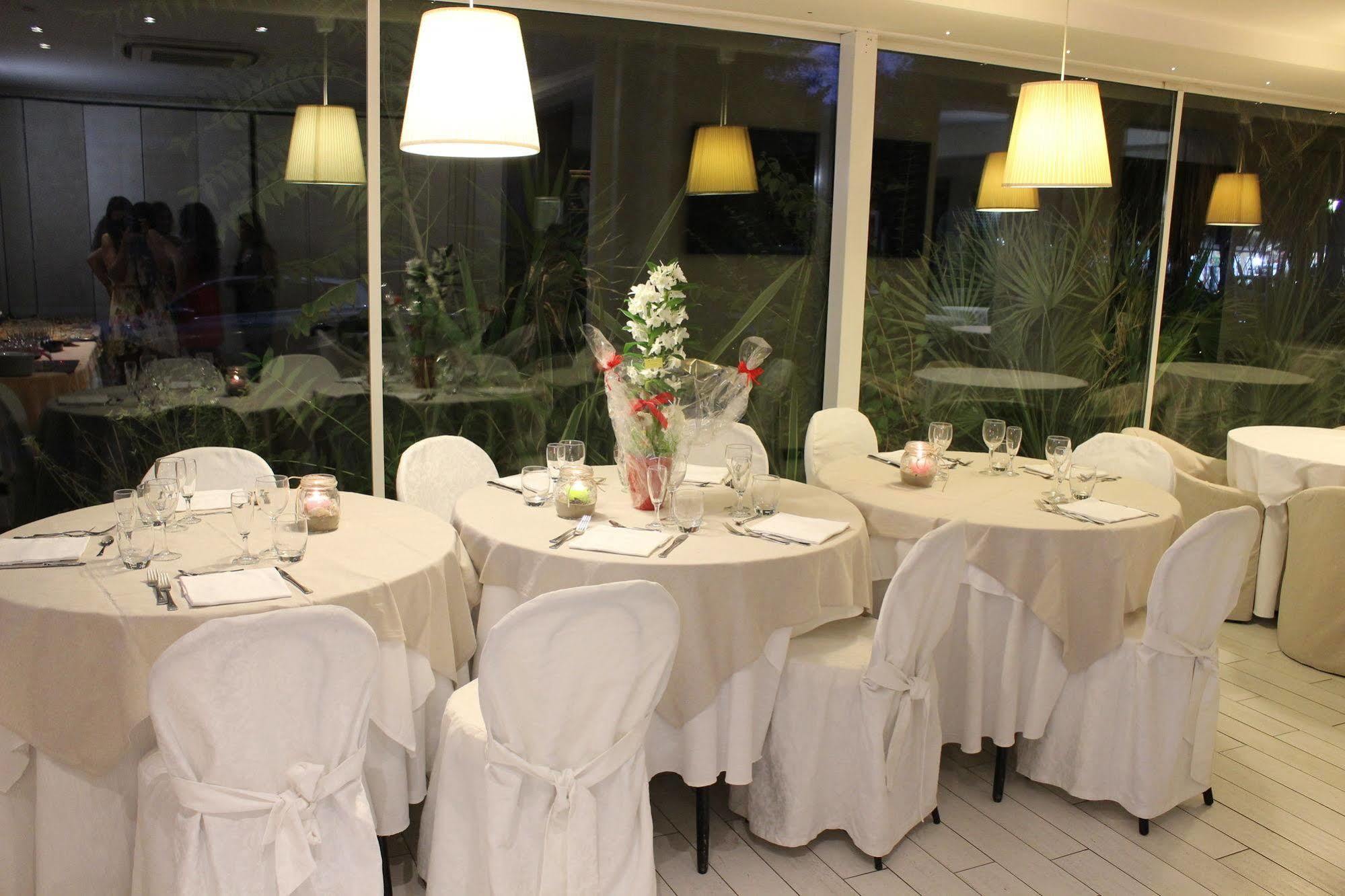 Hotel Mediterraneo Песаро Екстериор снимка