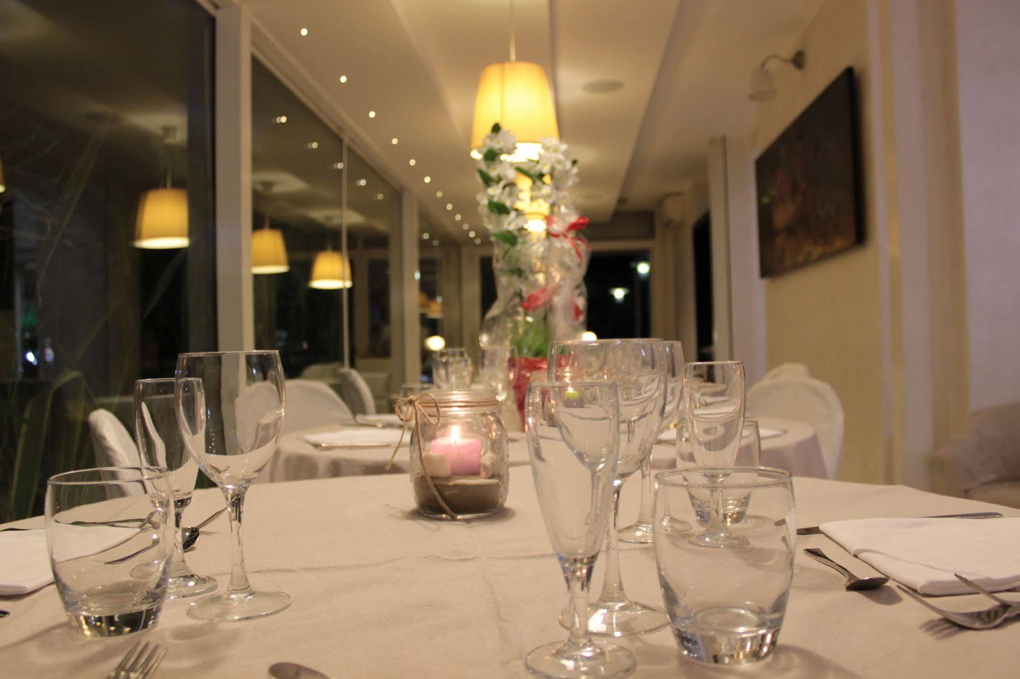 Hotel Mediterraneo Песаро Екстериор снимка