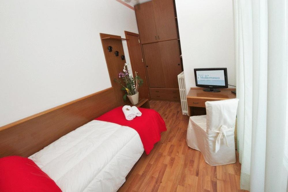 Hotel Mediterraneo Песаро Стая снимка