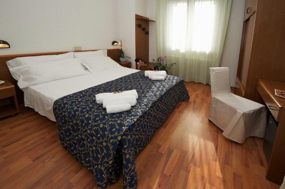 Hotel Mediterraneo Песаро Стая снимка