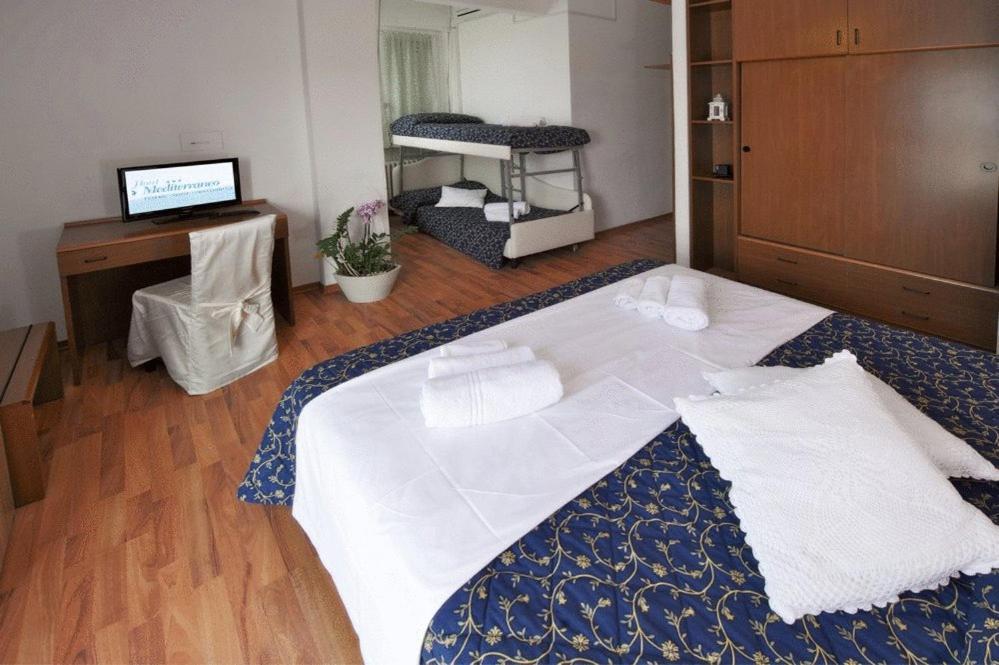 Hotel Mediterraneo Песаро Стая снимка