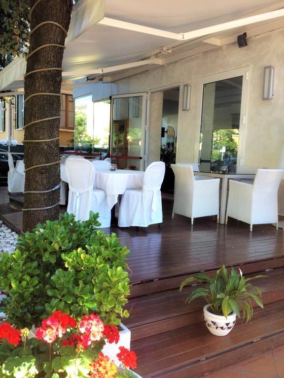 Hotel Mediterraneo Песаро Екстериор снимка